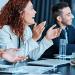 Pessoas sentadas aprovando a discussão de um tema.