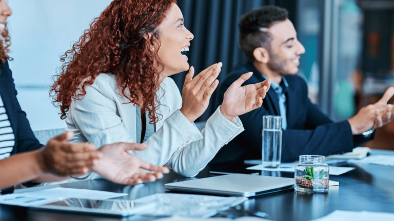 Pessoas sentadas aprovando a discussão de um tema.